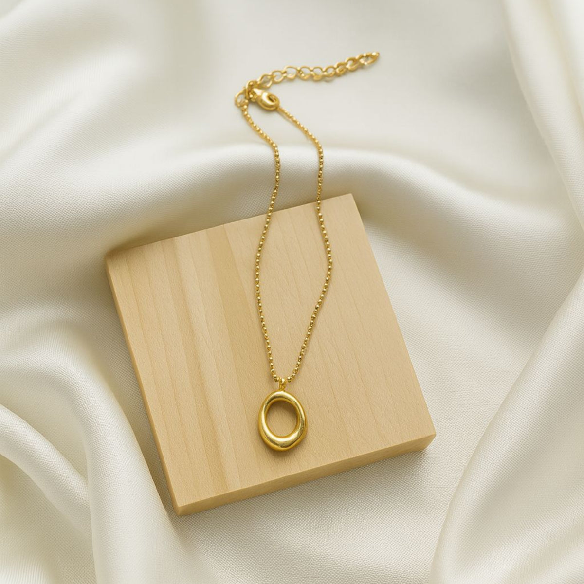 Elysian Loop Gold Pendant